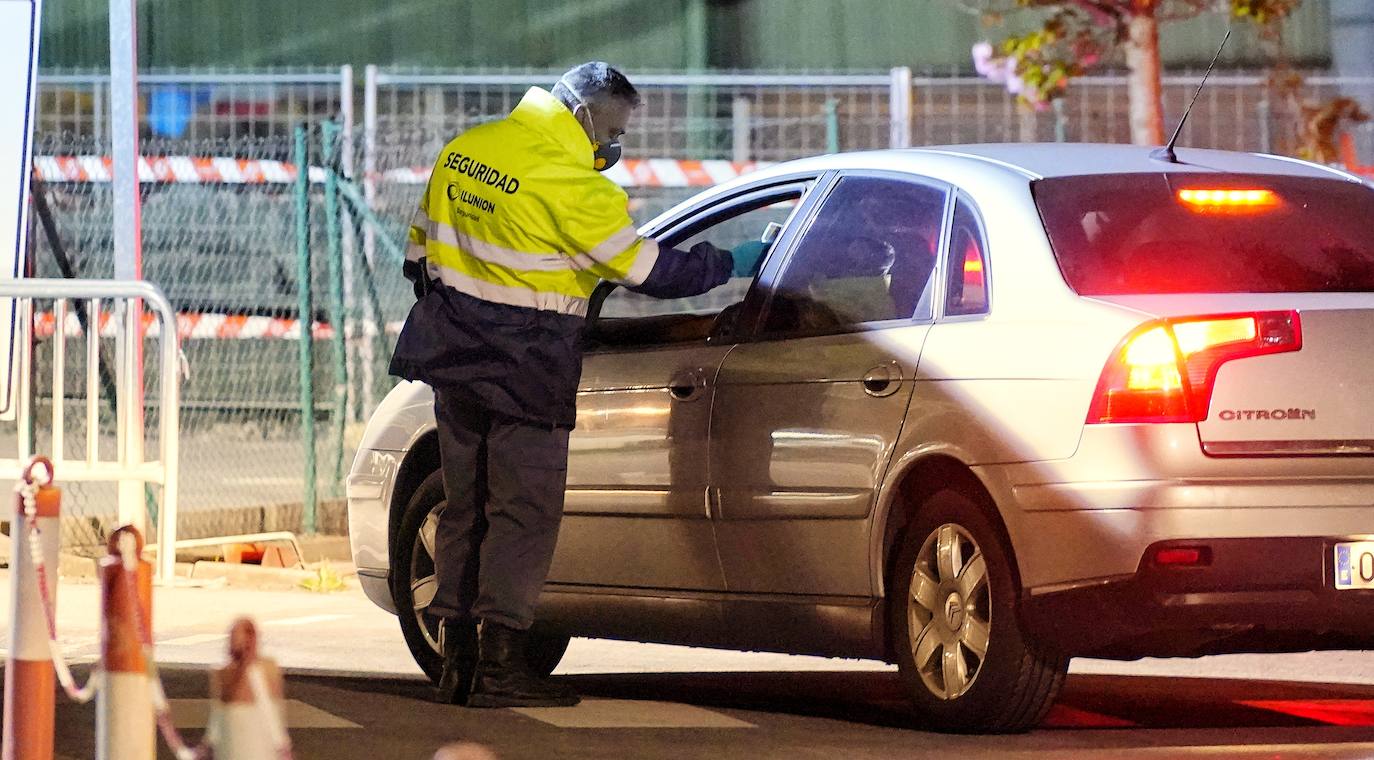 Controles de temperatura esta mañana a los trabajadores de Sidenor (Basauri) al acceder a la fábrica.