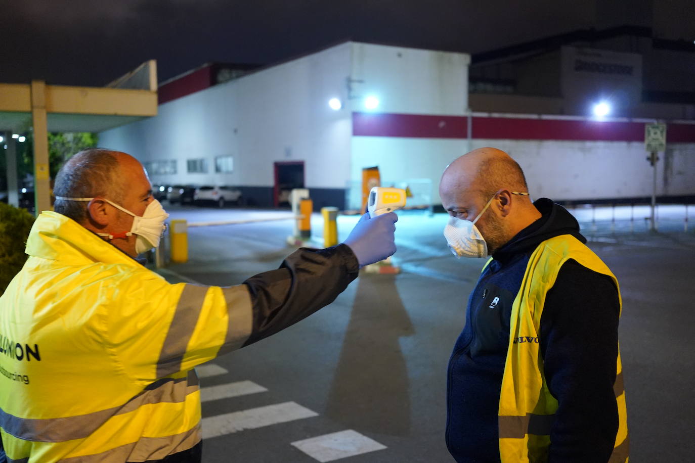 Controles de temperatura esta mañana a los trabajadores de Sidenor (Basauri) al acceder a la fábrica.