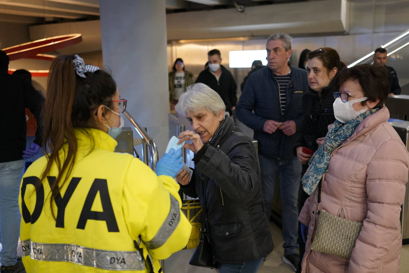 Reparto de mascarillas esta mañana en la estación de San Nicolás.