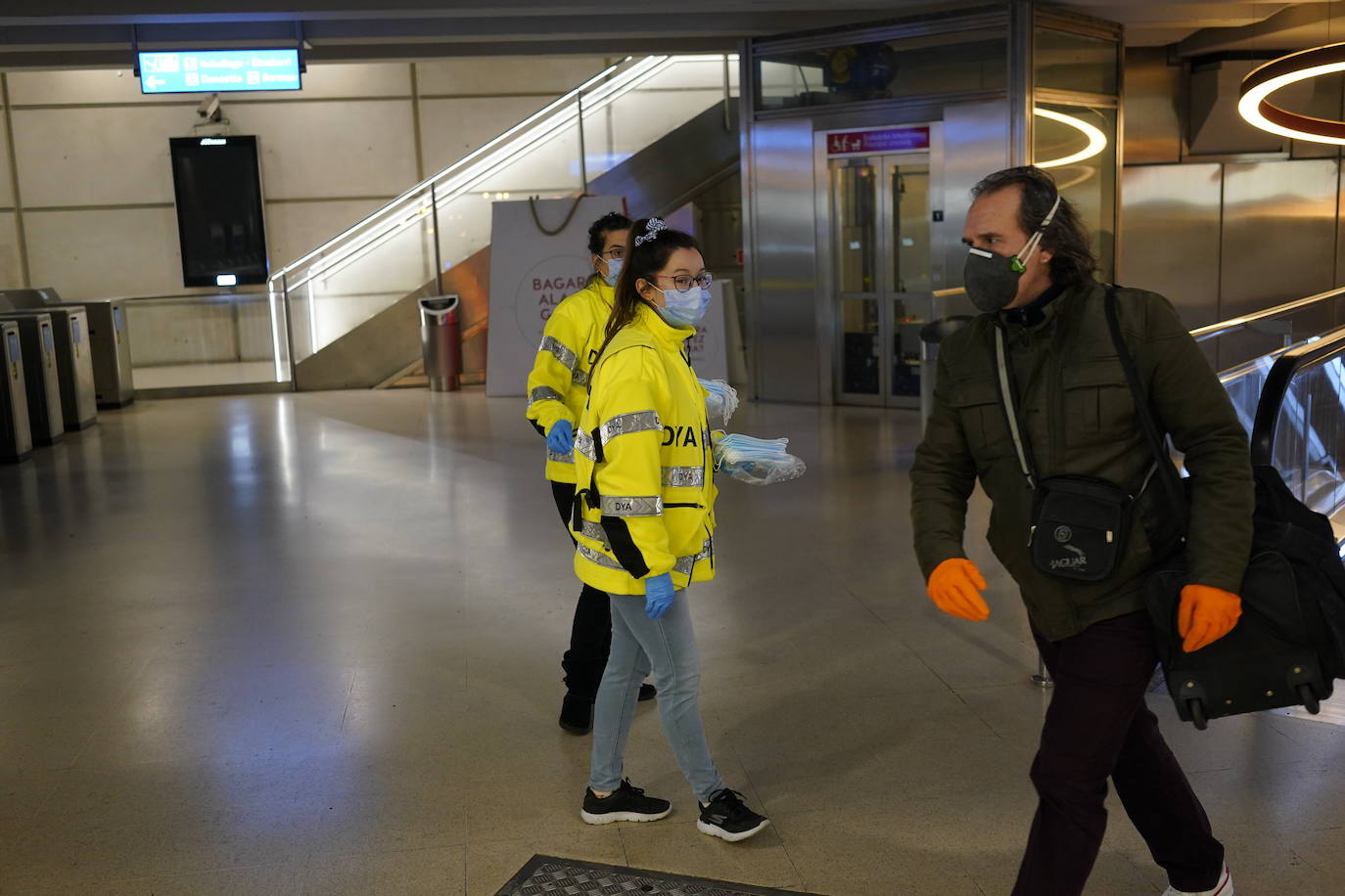 Reparto de mascarillas esta mañana en la estación de San Nicolás.
