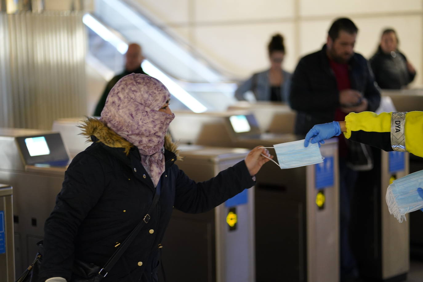Reparto de mascarillas esta mañana en la estación de San Nicolás.