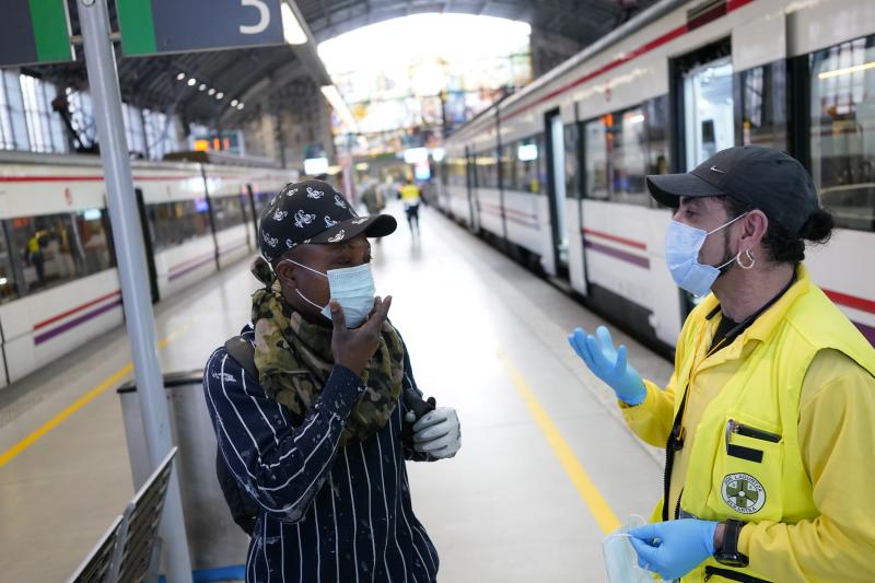 Reparto de mascarillas en la estación de cercanías de Abando.
