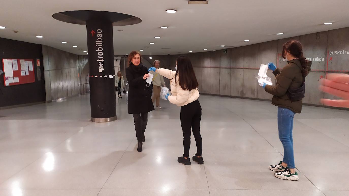 Una joven voluntaria de la DYA reparte mascarillas esta mañana en Termibus.