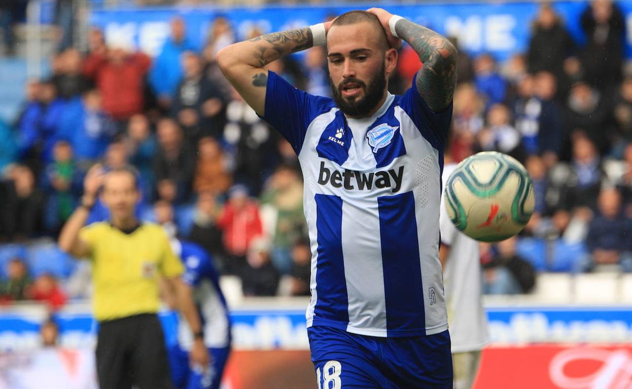 Aleix Vidal se lamenta de un lance de un partido de la presente temporada. 