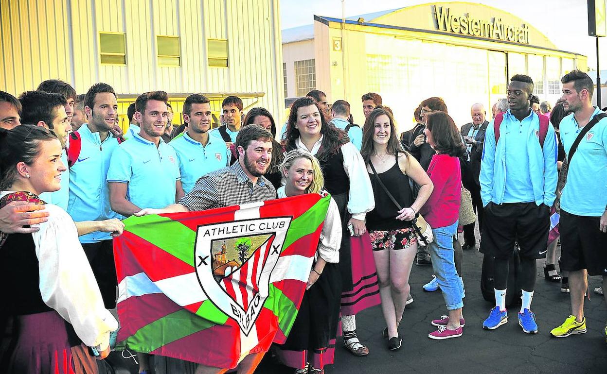 El Athletic posa con aficionados de origen vasco en Boise en 2015, la última vez que los rojiblancos pisaron el suelo estadounidense.