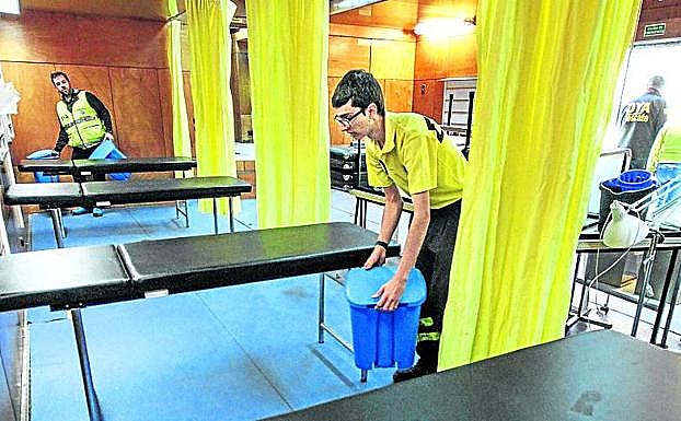 Personal de la DYA organiza el interior del camión asistencial.