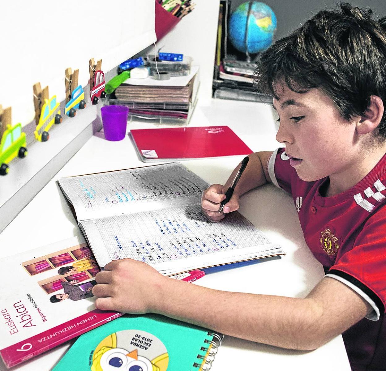 Un niño vasco estudia en casa durante el actual confinamiento. 