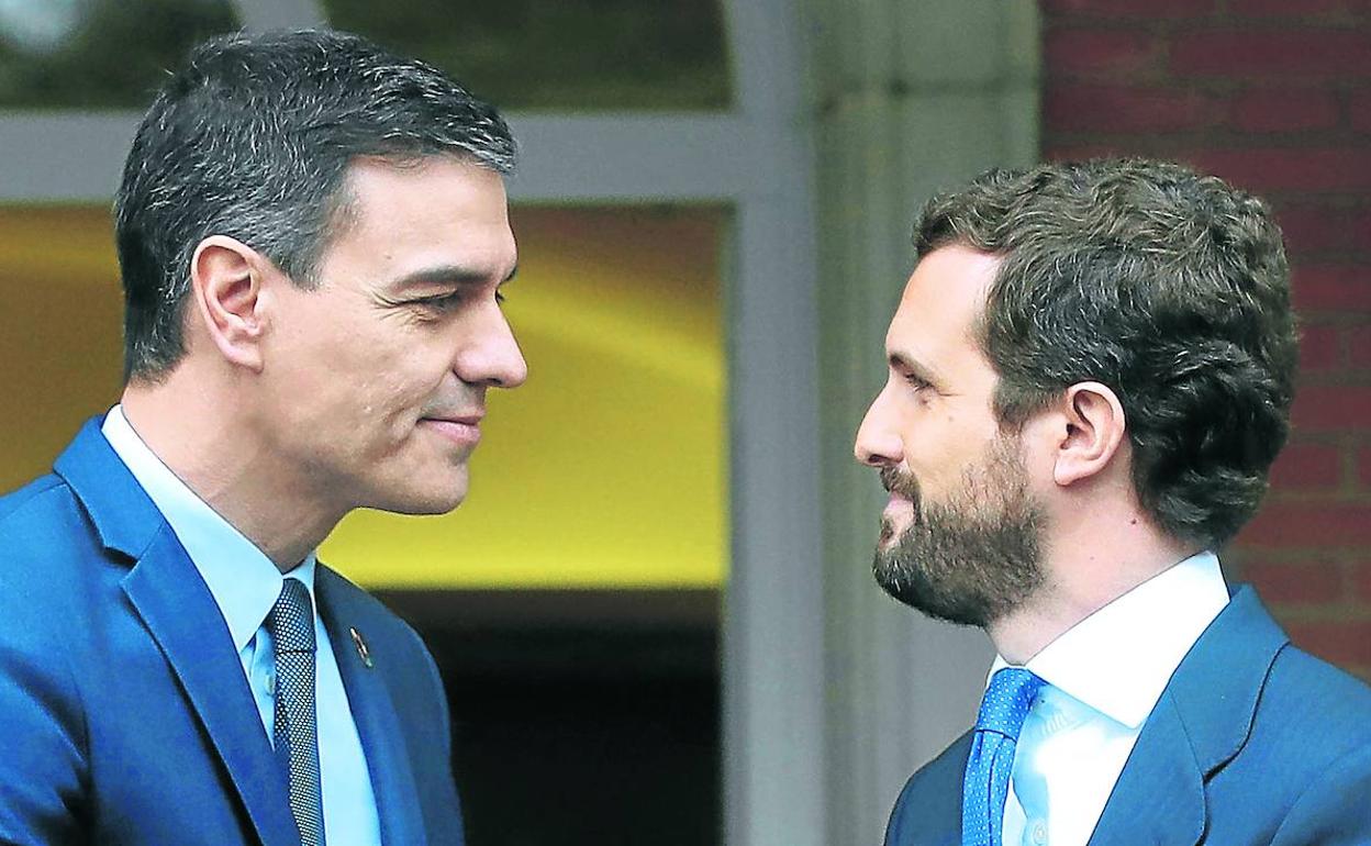 El presidente del Gobierno, Pedro Sánchez, y el líder del PP, Pablo Casado, en una de las reuniones que han mantenido en La Moncloa. 