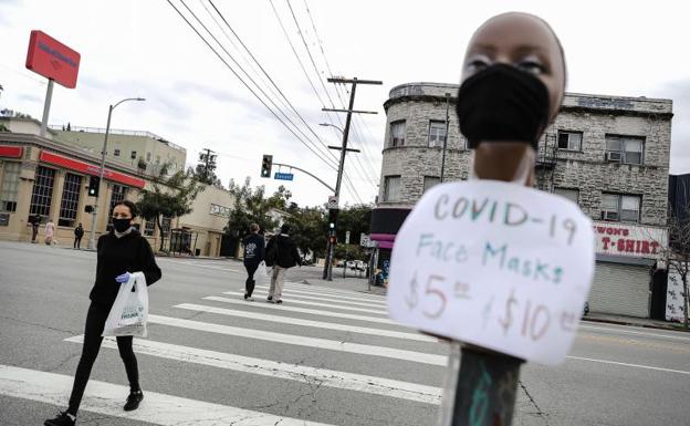 Venta de mascarillas en una calle de Los Ángeles.