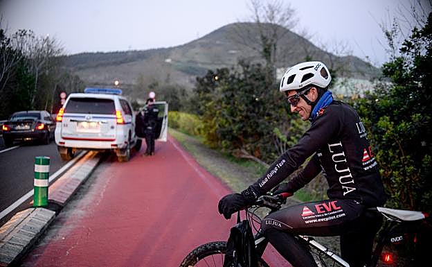 Iker se dispone a seguir con su ruta tras hablar con la Ertzaintza. 