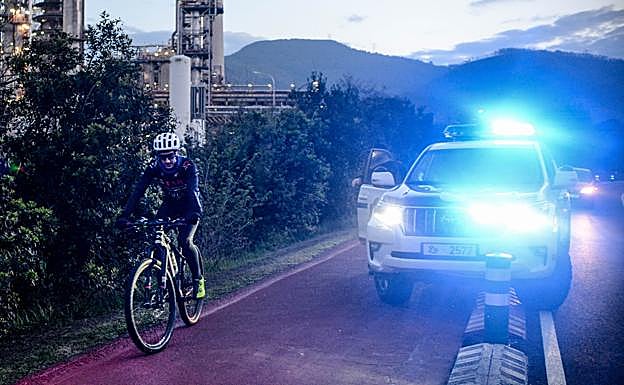 Momento en que la Ertzaintza da el alto a Iker Avellanal en el bidegorri que discurre en paralelo a Petronor. Yvonne Iturgaiz