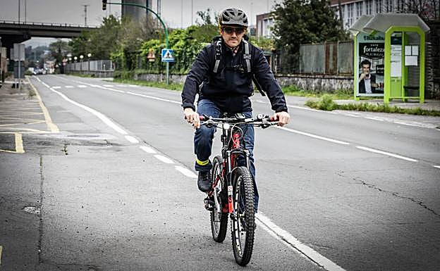 Gaizka, acude al trabajo en bici con ropa de diario.