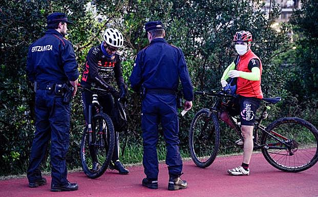 Los ertzainas piden la documentación a Iker y al autor de este reportaje.