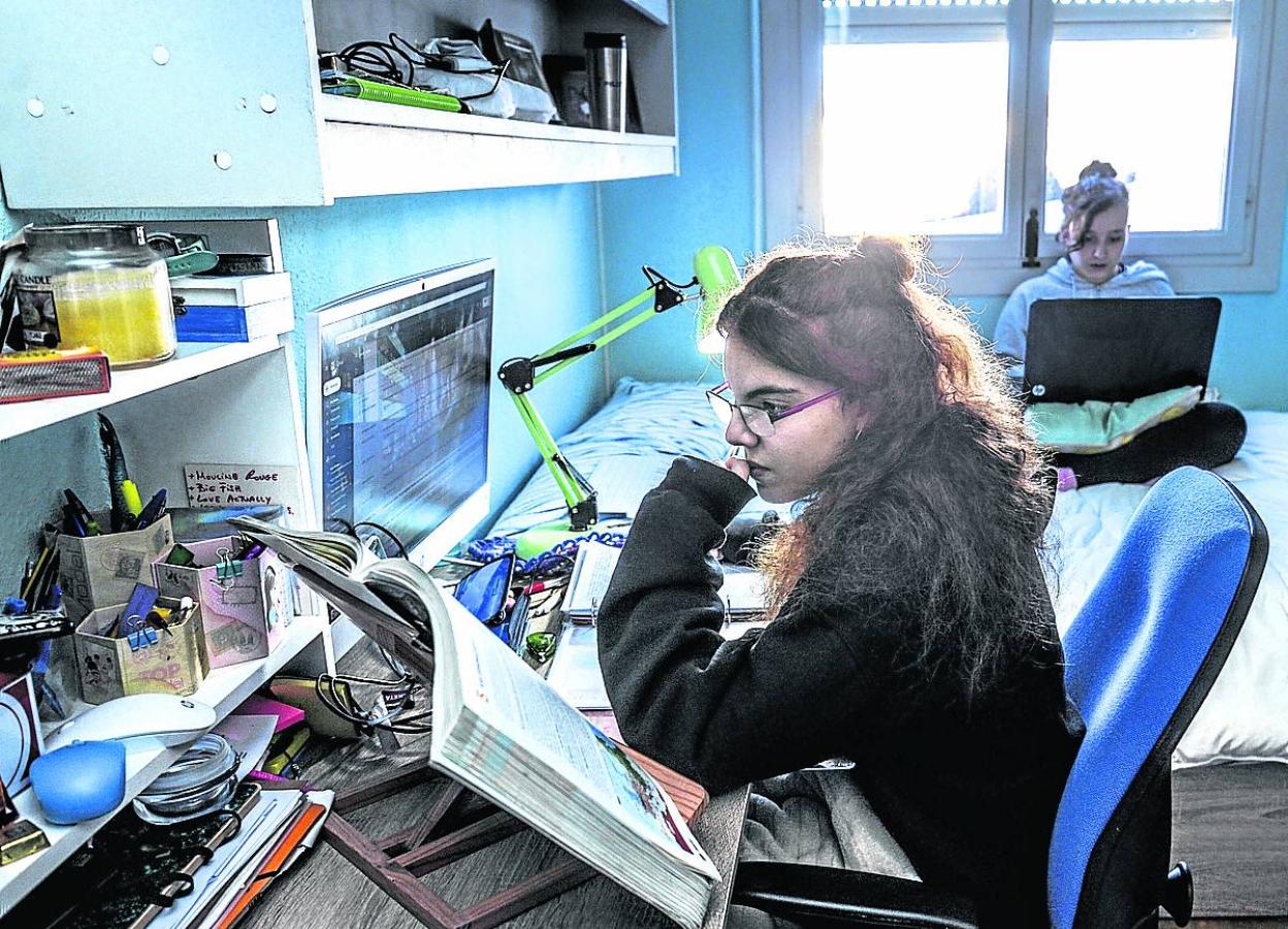 Dos hermanas de Vitoria estudian con métodos telemáticos durante el confinamiento. 