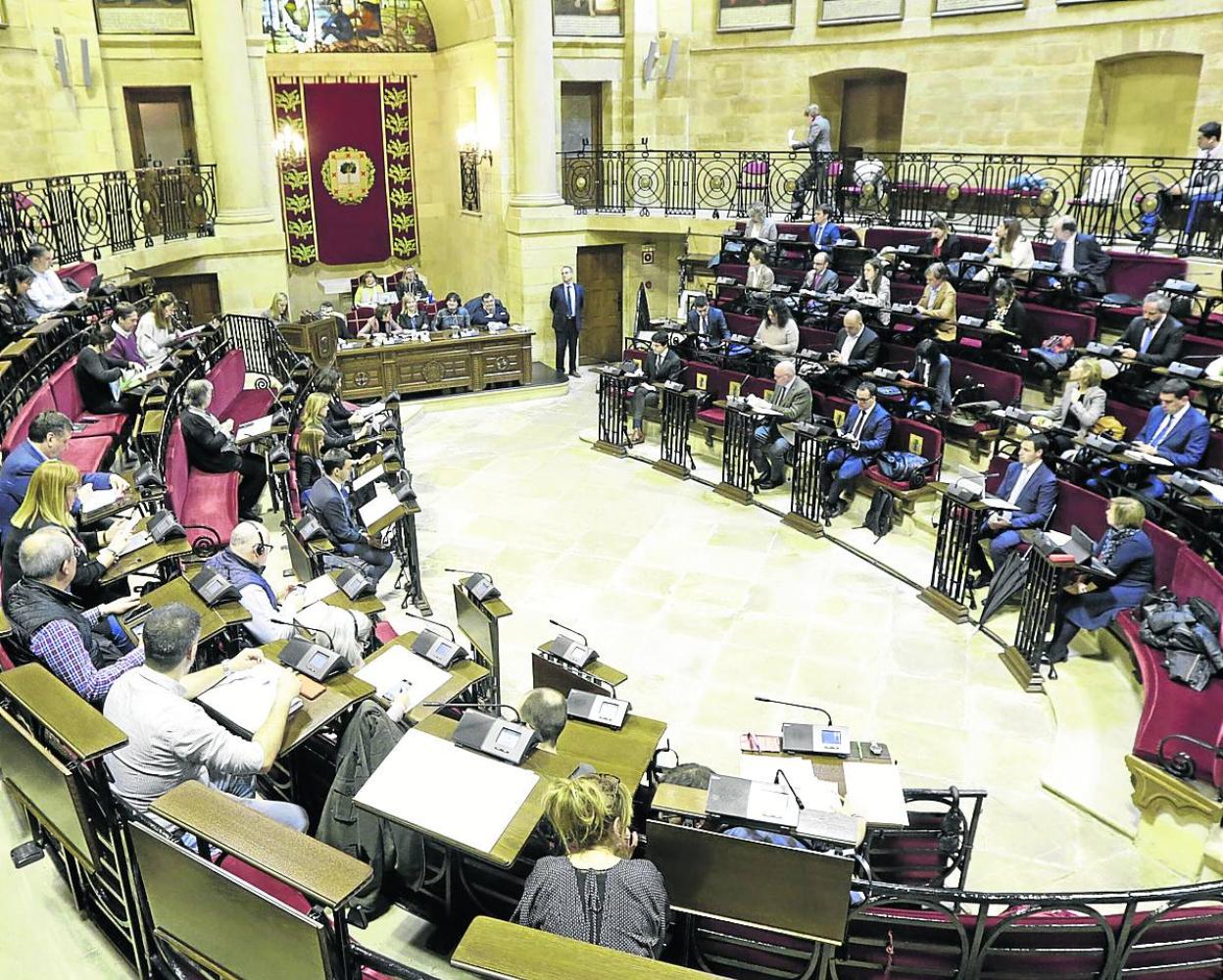 Un total de 51 apoderados toman asiento en la Casa de Juntas de Gernika. 