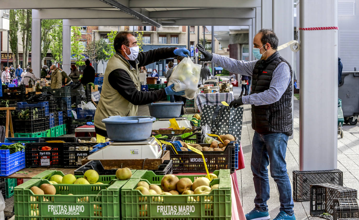 Fotos: Largas colas en el mercado de productores de Santa Bárbara