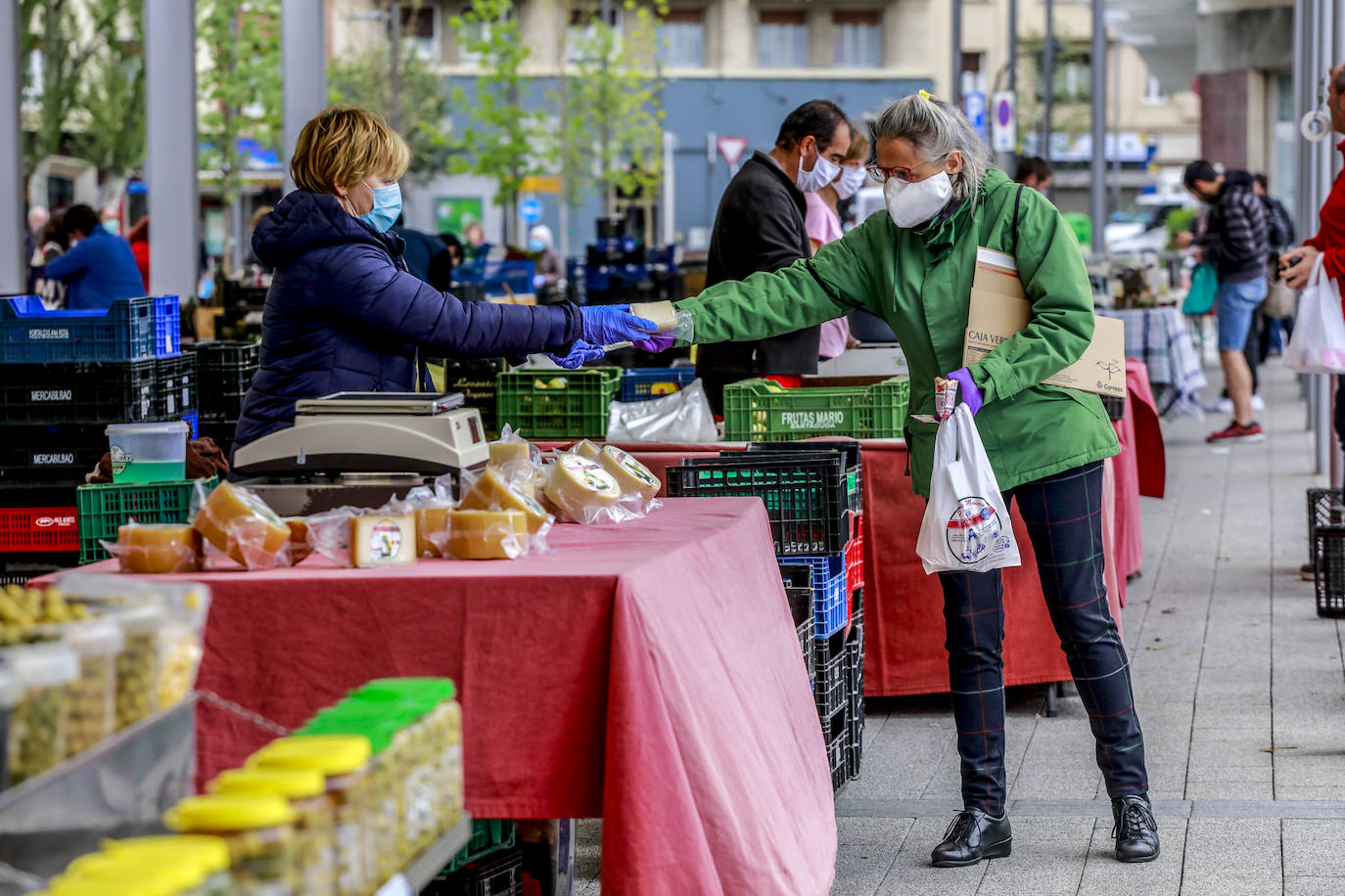 Fotos: Largas colas en el mercado de productores de Santa Bárbara