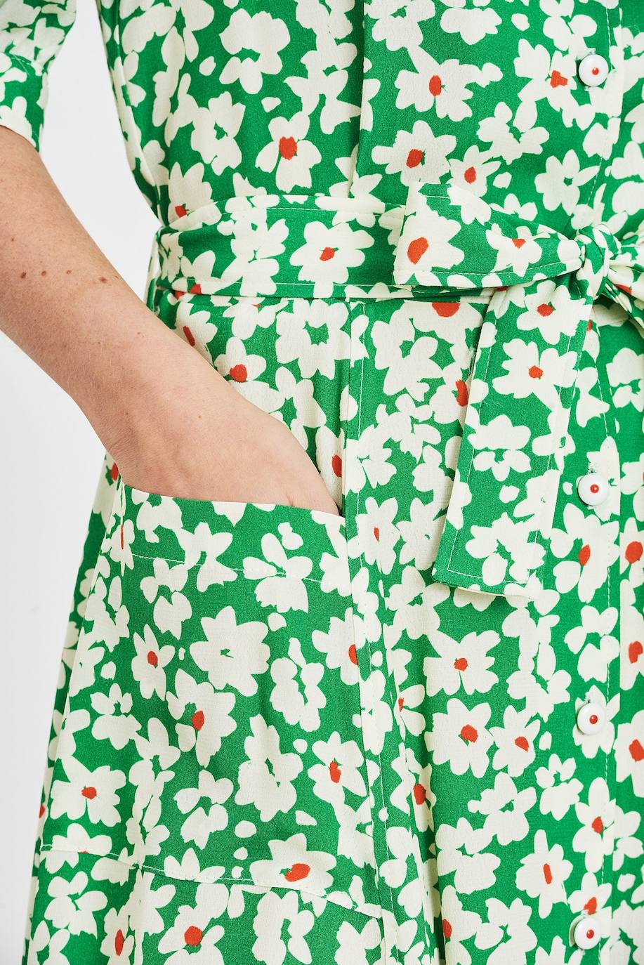 Vestido verde 'midi' con estampado de margaritas, lazada en la cintura y manga francesa. Disponible en la tienda Aparté, situada en la calle Lotería del Casco Viejo (189 euros).