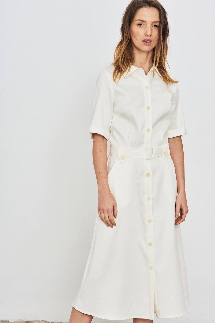 Vestido blanco ‘midi’ estilo camisero con manga al codo y cinturón. Disponible en la tienda Aparté, situada en la calle Lotería del Casco Viejo (179 euros).