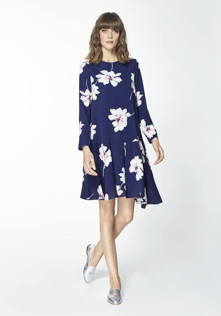 Vestido mini azul oscuro con flores blancas de la firma londinense Paisie. Disponible en la tienda Galería 8360, ubicada en la calle Fernández del Campo (105 euros).