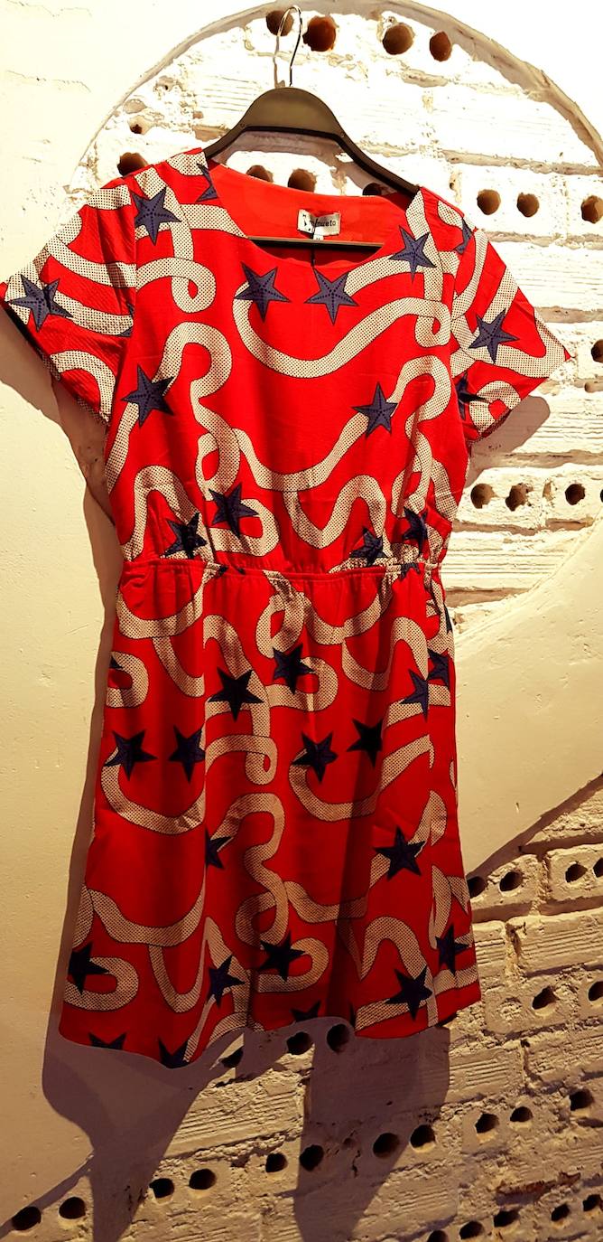 Vestido 'mini' rojo con estrellas azules y manga corta. Disponible en la tienda Moiqut, en la calle Ercilla (39,99 euros). 