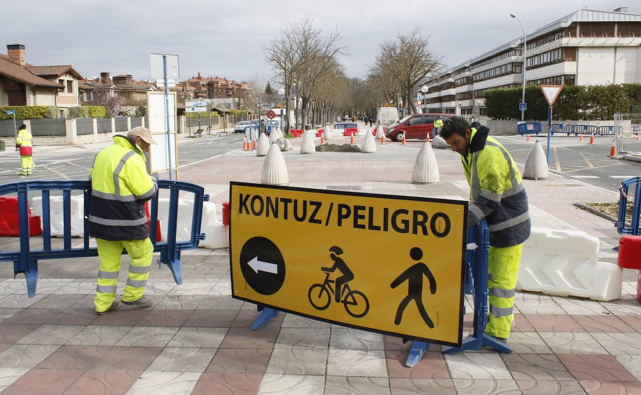 Los trabajadores, durante su intervención en el Paseo de Cervantes.