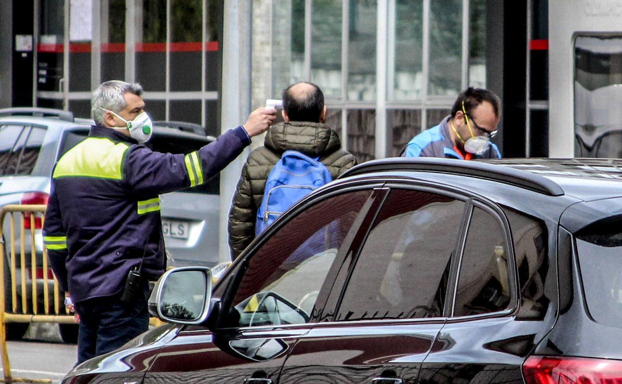 Toman la temperatura a los trabajadores de Tubacex en la planta de Llodio.