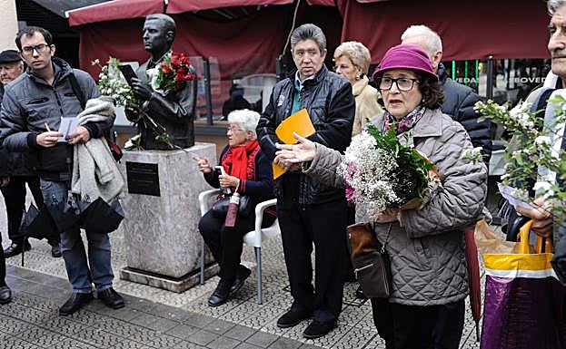 El presidente de la asociacion, José Ramón López Martínez, con una carpeta amarilla, en un acto.