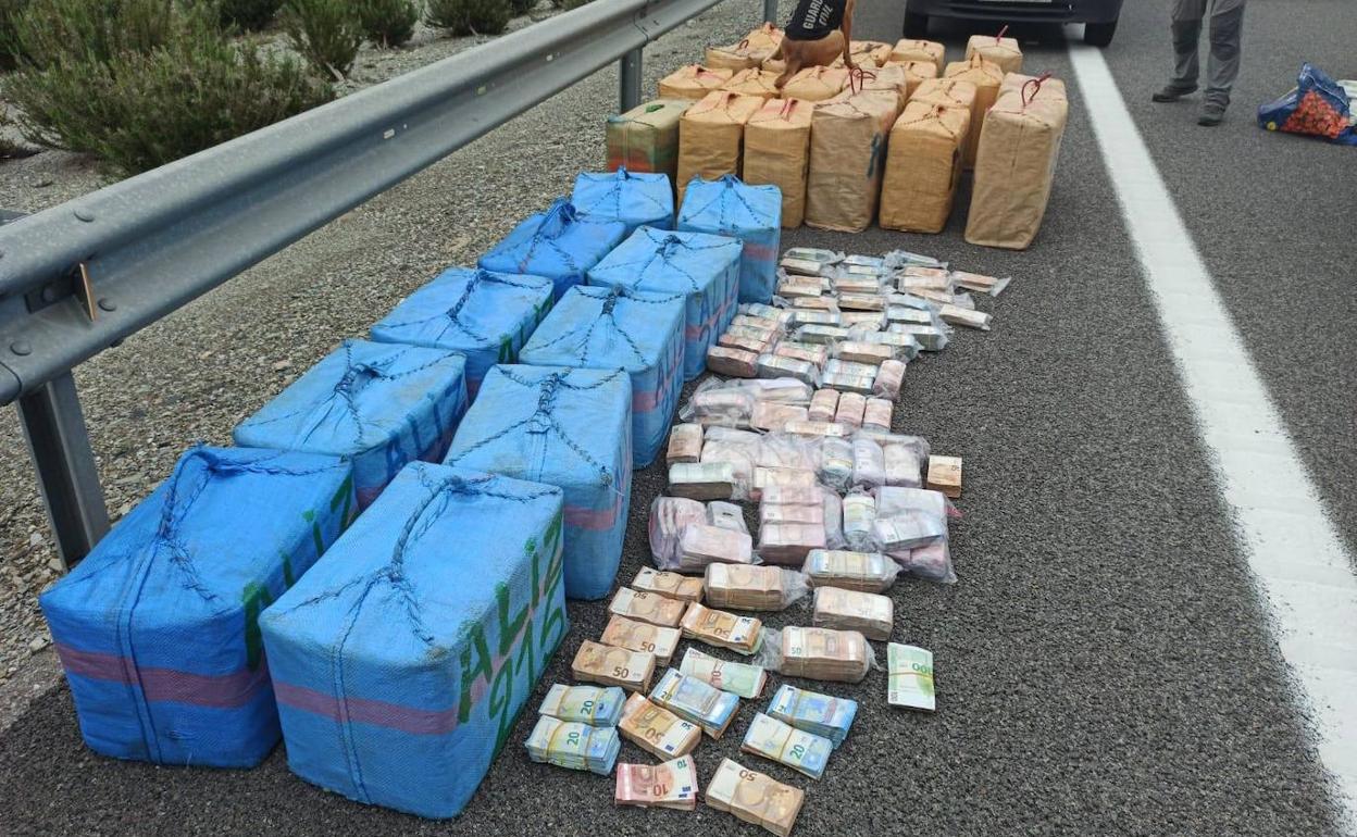 Detienen en Granada a un camionero con casi mil kilos de hachís y un millón de euros en metálico