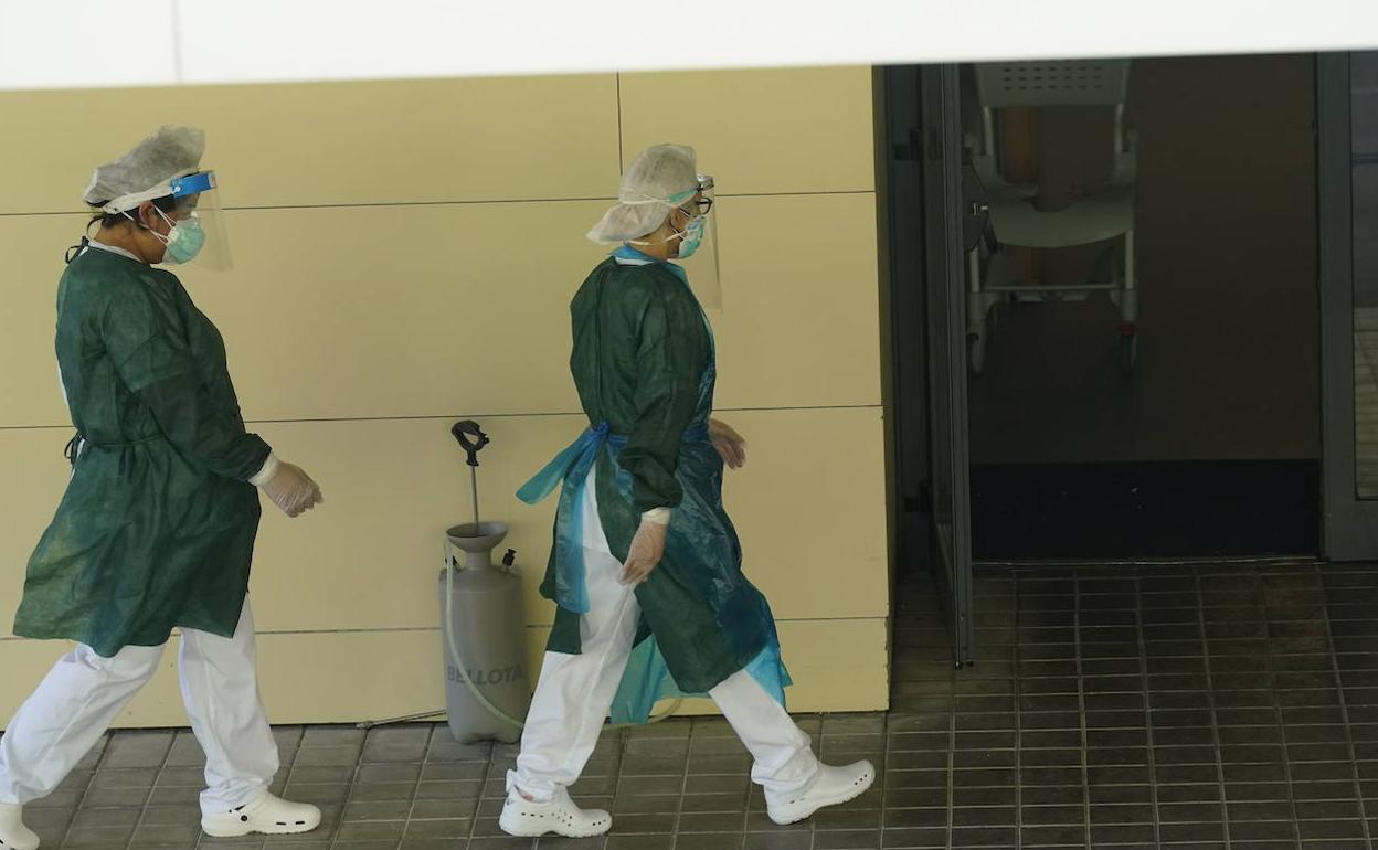 Dos sanitarias entran a la residencia de Balmaseda. 