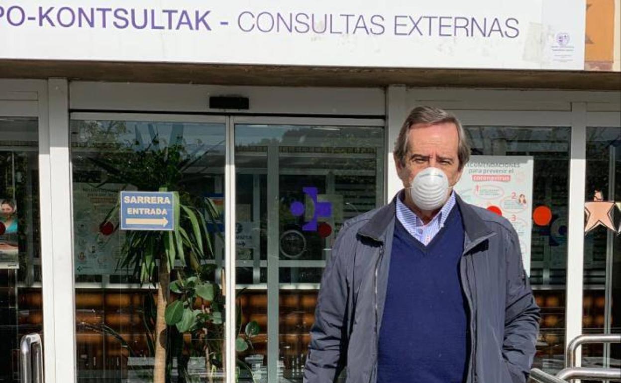 José Mari Gorroño a la salida del hospital tras recibir el alta.