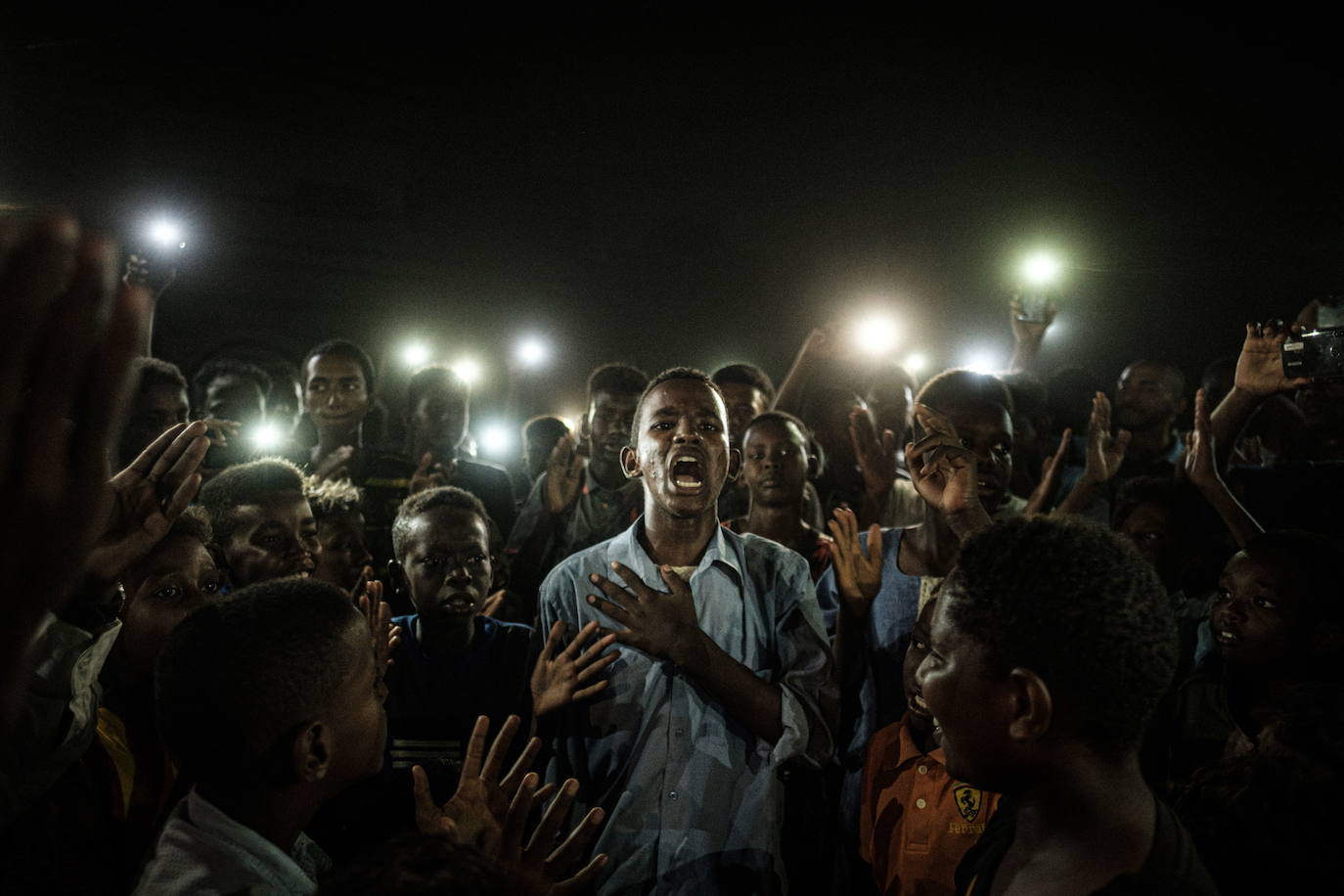 El fotógrafo japonés Yasuyoshi Chiba ha ganado el World Press Photo 2020 con una imagen de un joven recitando un poema, en Jartum (Sudán).