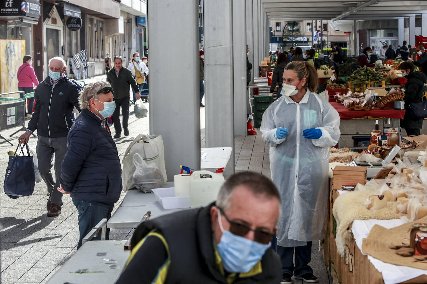 Fotos: El orden regresa a los puestos del mercado de Santa Bárbara en Vitoria