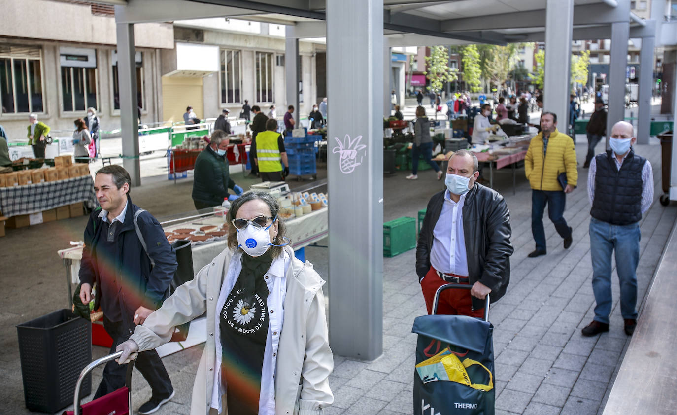 Fotos: El orden regresa a los puestos del mercado de Santa Bárbara en Vitoria