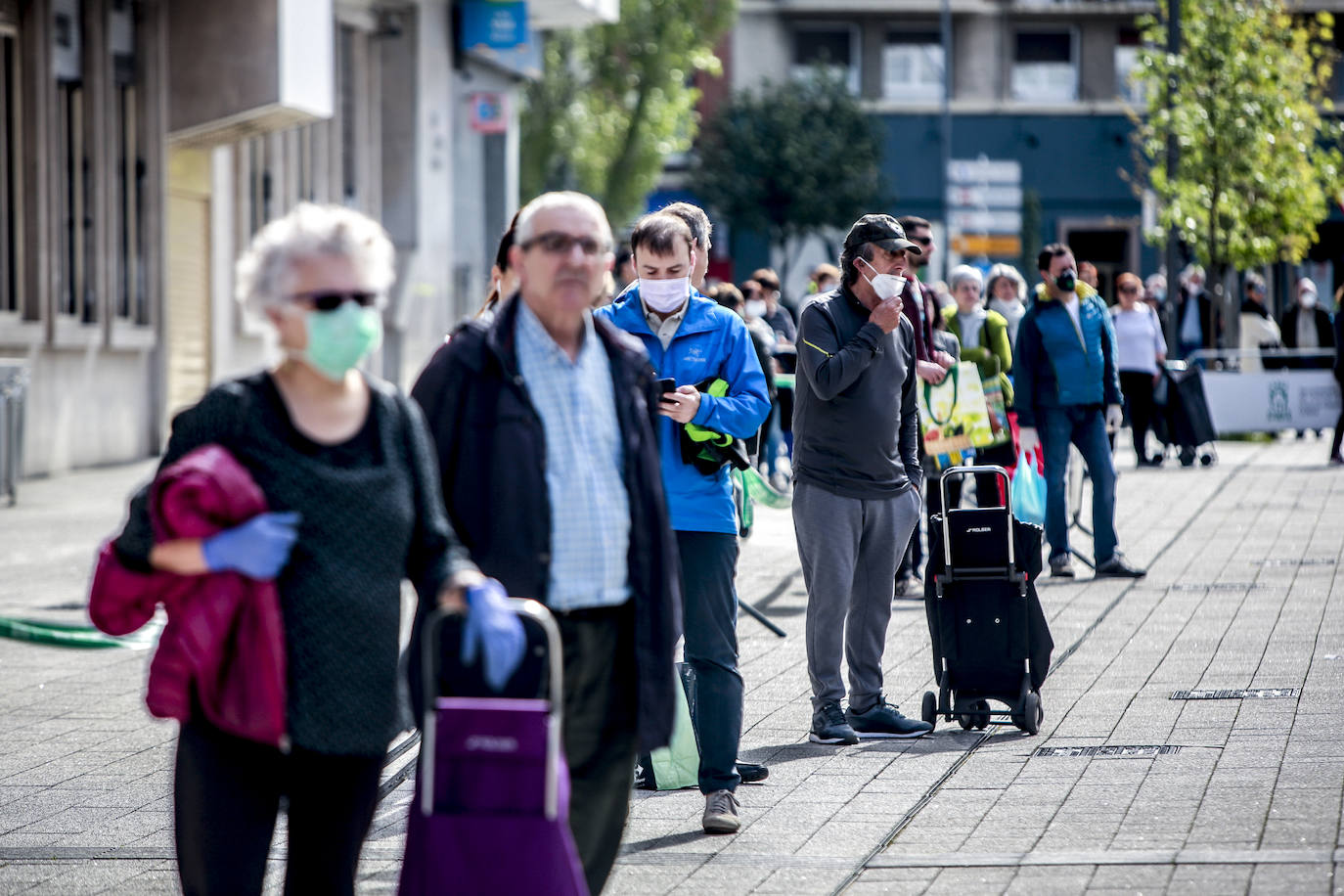 Fotos: El orden regresa a los puestos del mercado de Santa Bárbara en Vitoria