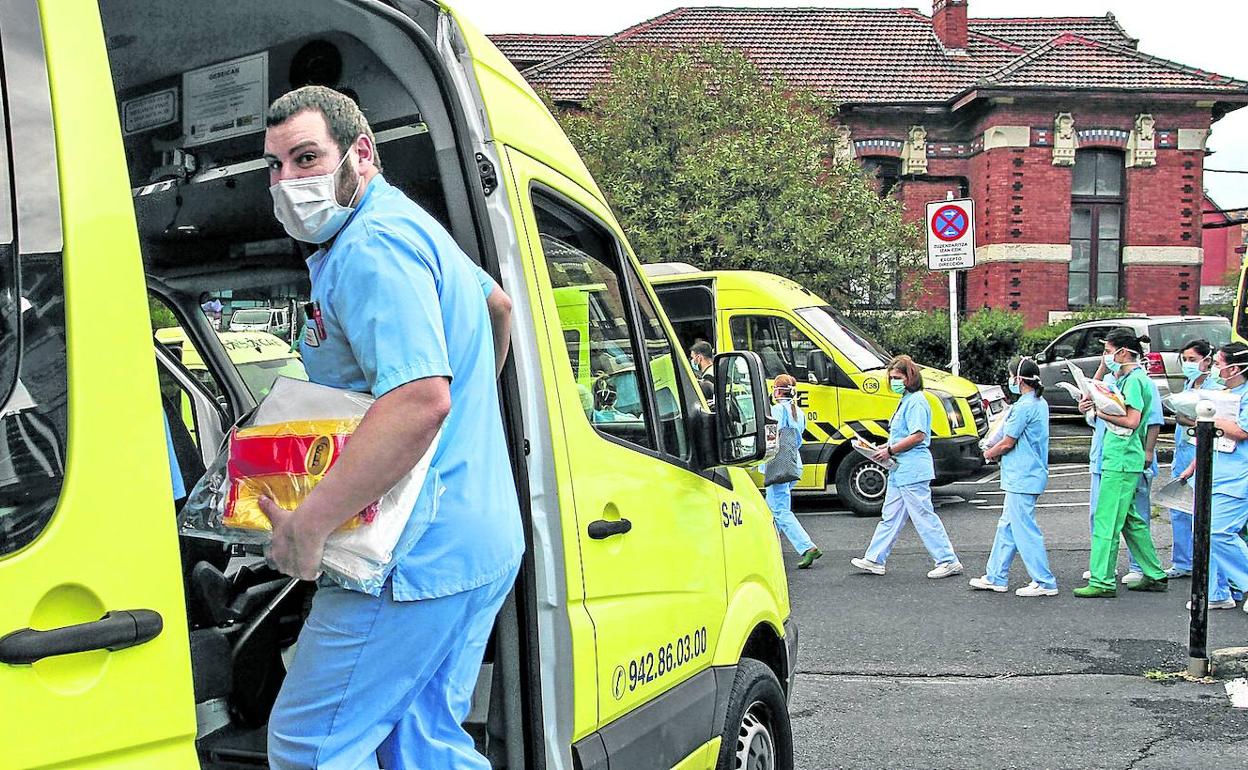 Uno de los sanitarios de Basurto accede a un vehículo de la flota que la DYA ha puesto a disposición de Osakidetza.