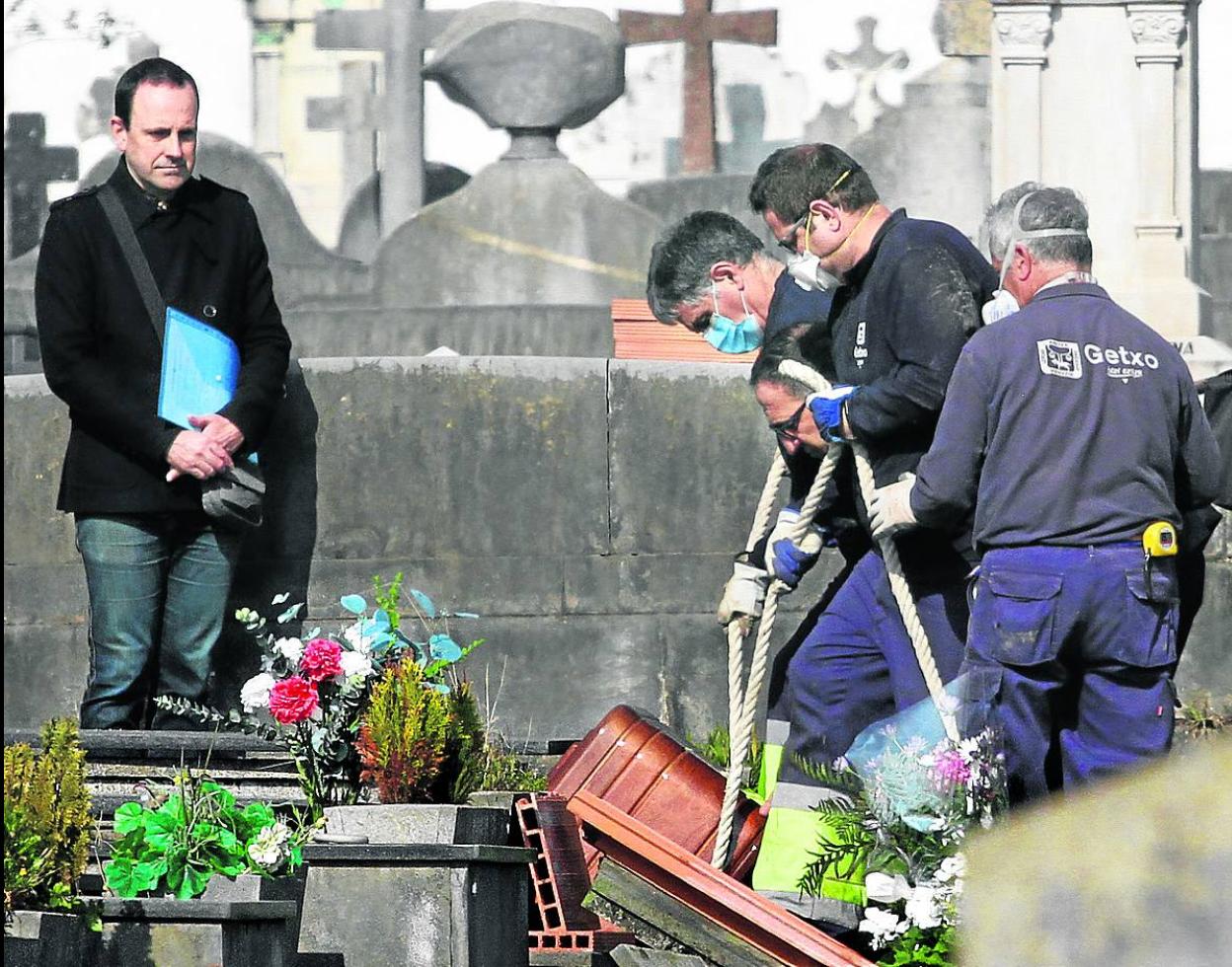 Imagen de un entierro celebrado a principios de abril en el cementerio de Getxo. 