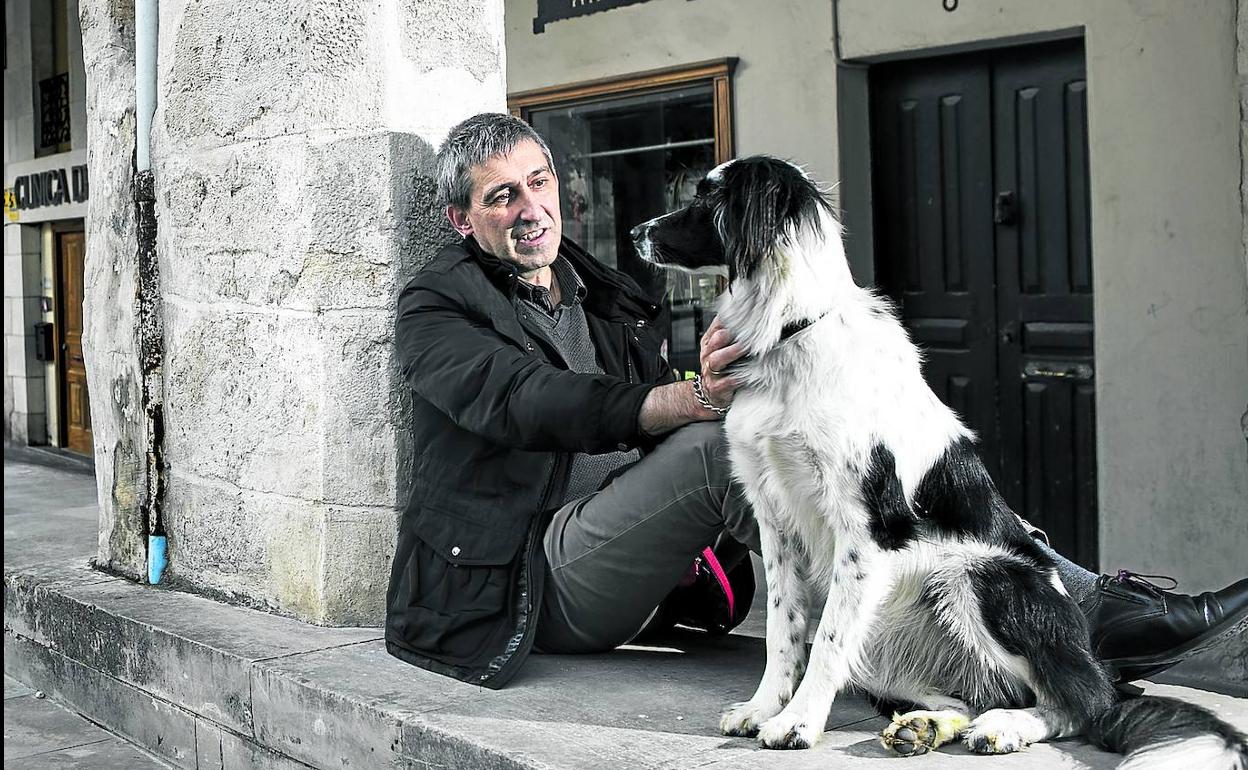 El alcalde de Salvatierra posa en las olbeas de la plaza San Juan y echa de menos los paseos por Opakua junto a Kira.