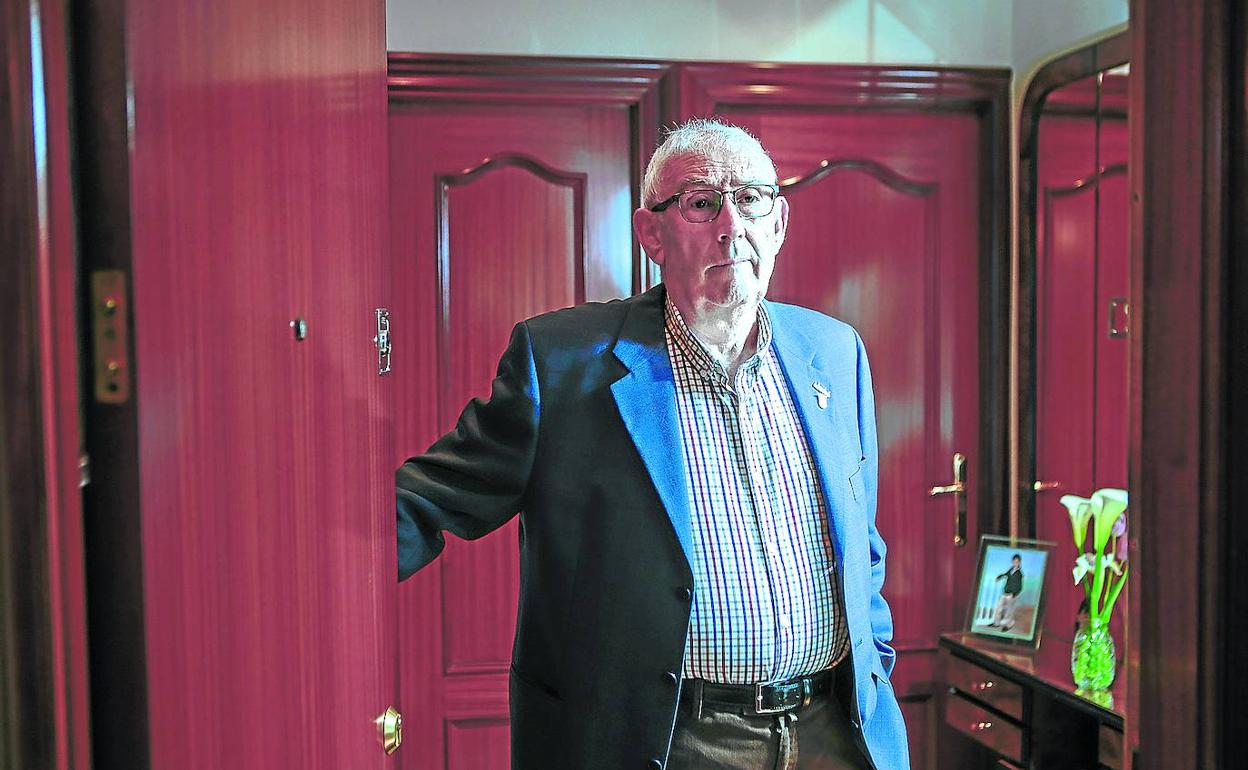 Félix Ortiz de Zárate en la puerta de su domicilio de Vitoria, de donde únicamente sale a hacer la compra.