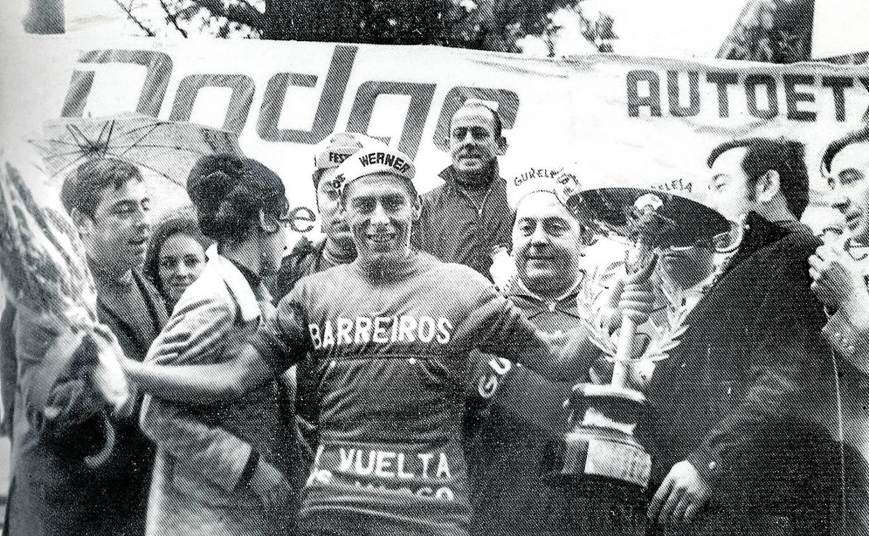 Luis Pedro Santamarina, con el trofeo de ganador de la Vuelta al País Vasco de 1970.