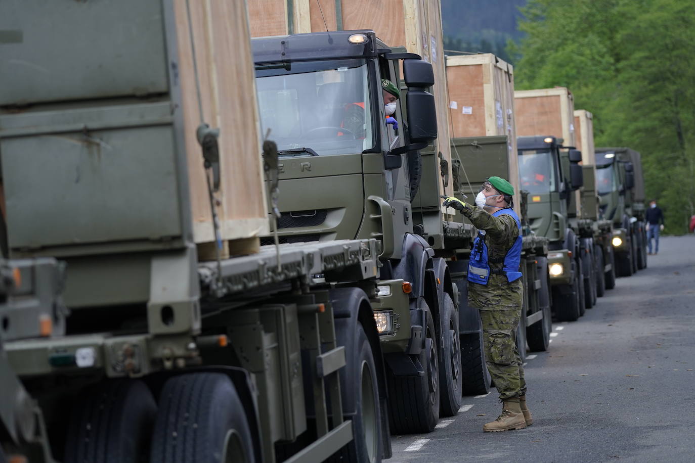 Fotos: El Ejército lleva a Etxebarria tres máquinas para hacer mascarillas