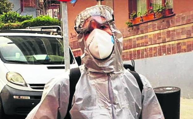 Markos Bernaola, preparado para luchar contra el virus en una residencia. 