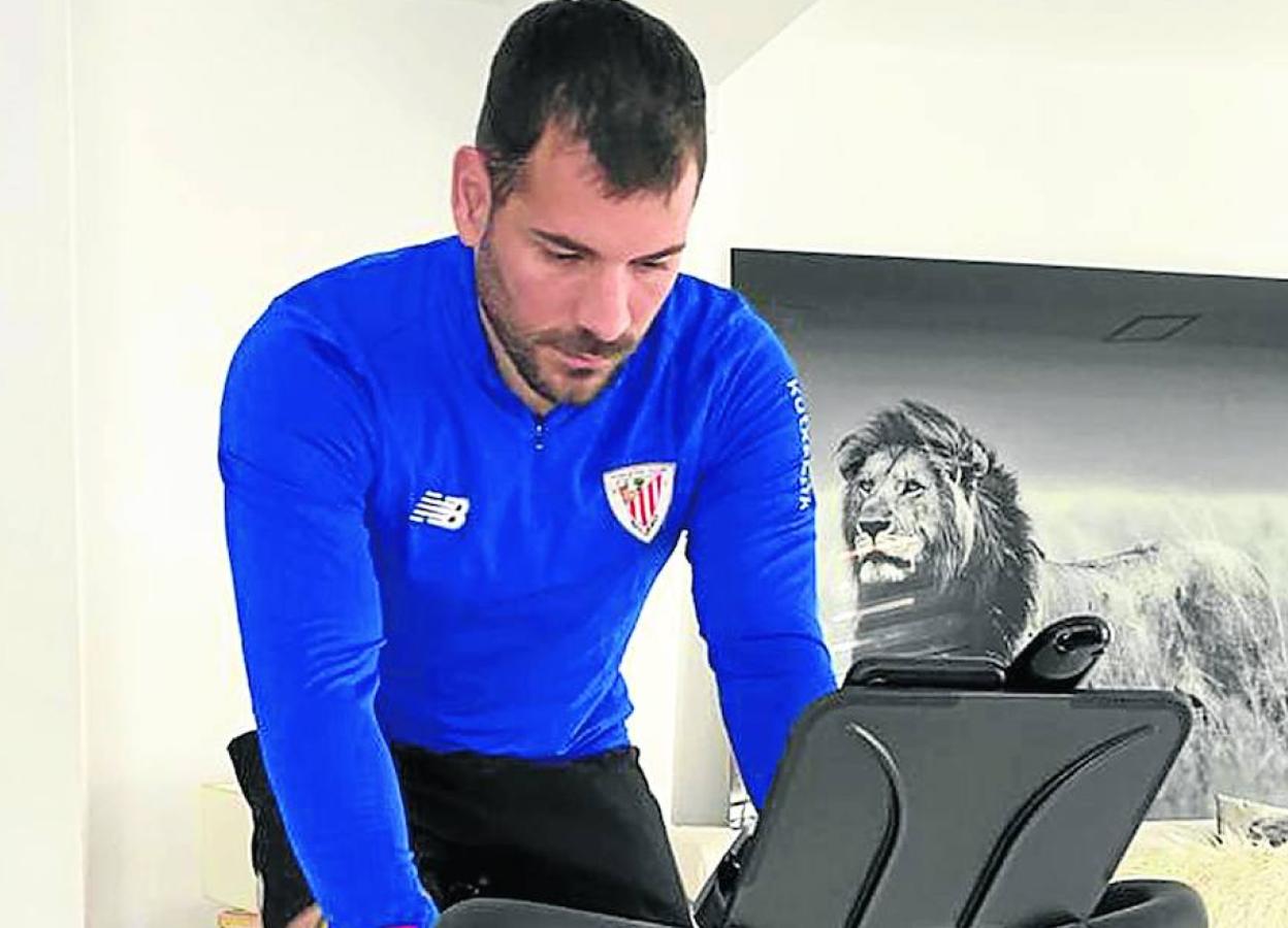 Herrerín, sobre una bicicleta estática en su casa.