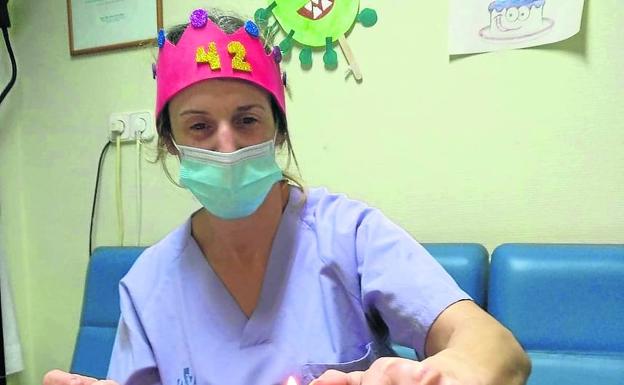 Leire Iglesias celebra sus 42 años desde el Hospital de Alicante, donde trabaja. 