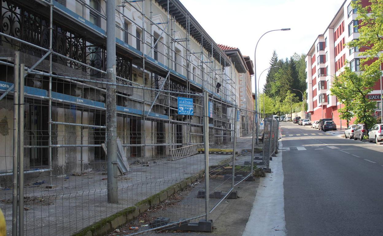 Todos los tilos situados junto a la casa de Cultura de Llodio, han desaparecido. 