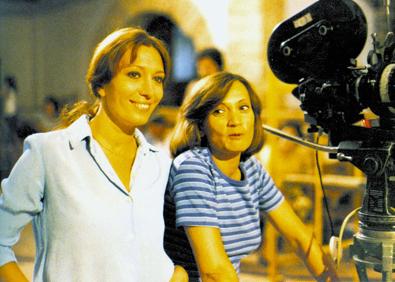 Imagen secundaria 1 - Pilar Miró entre Carmelo Gómez y Emma Suárez en la presentación de 'Tu nombre envenena mis sueños', en el Festival de San Sebastián de 1996. Junto a Mercedes Sampietro en el rodaje de 'Werther' (1986) y en una fotografía de juventud.