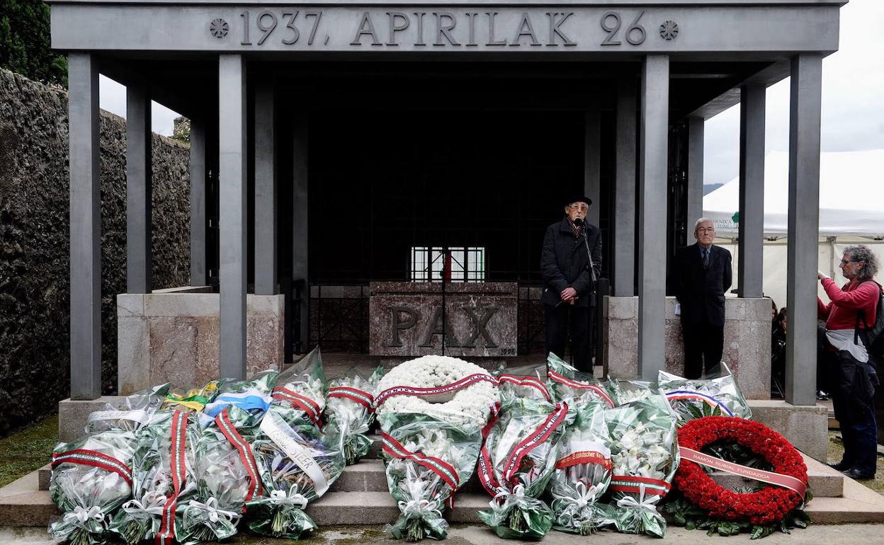 Ofrenda foral llevada a cabo el año pasado en el cementerio de Gernika.