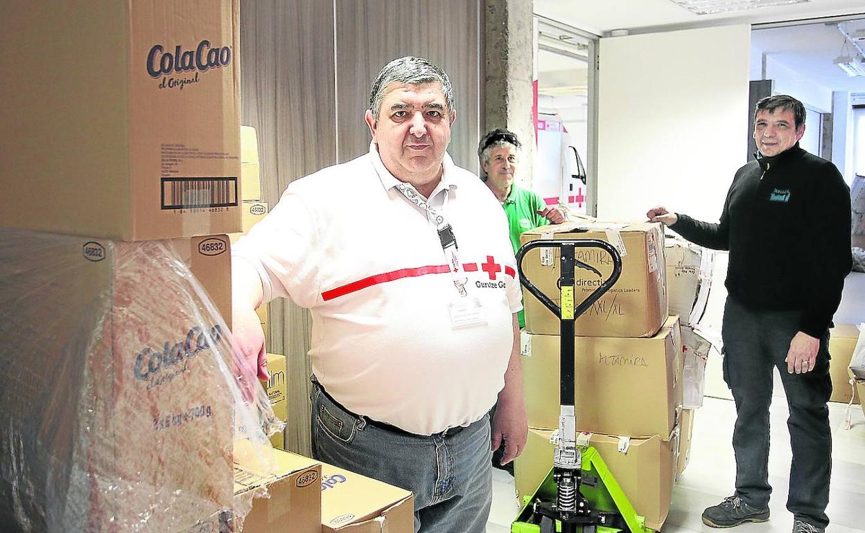 Lleva desde los 17 años en la Cruz Roja, empezó dando clases de primeros auxilios y conduciendo ambulancias.