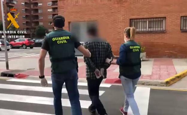 Dos agentes de la Guardia Civil con el detenido.