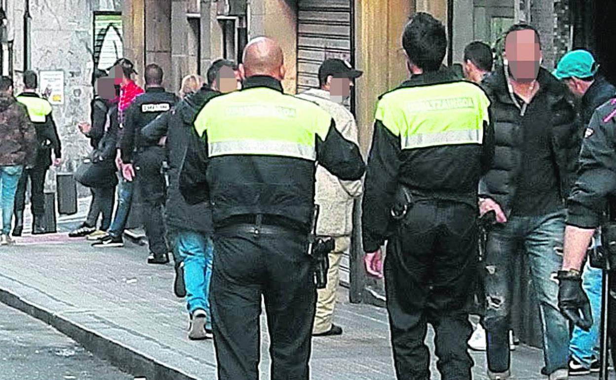 Dos policías municipales patrullan a pie por la calle San Francisco, en una foto de archivo. 